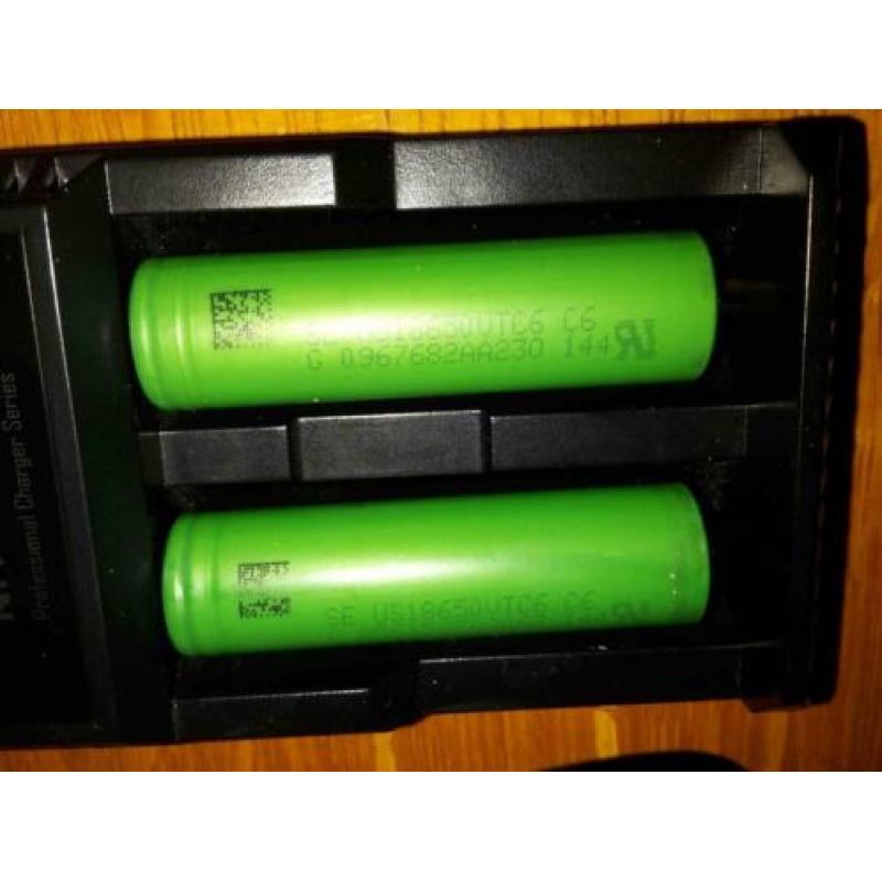 Sony vtc6 ..3120mAh Nieuw Ongebr. en Nitecore D2 Pro Lader