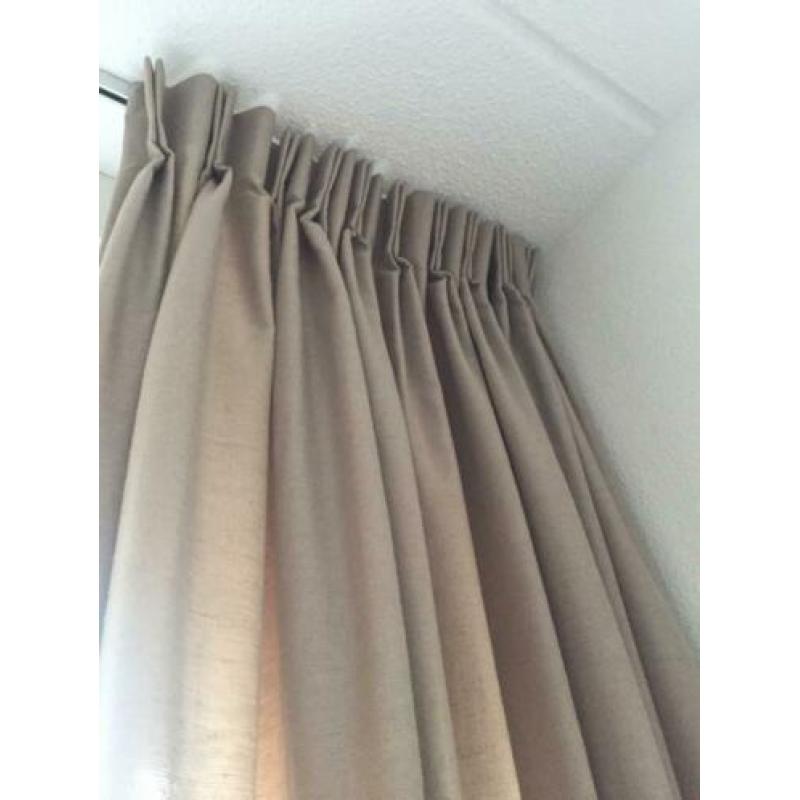 Taupe kleurige gordijnen