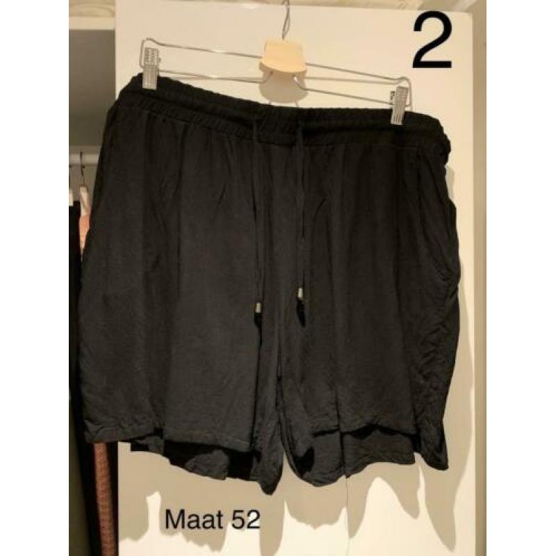Mooie kleding van MS Mode maat staat op de foto