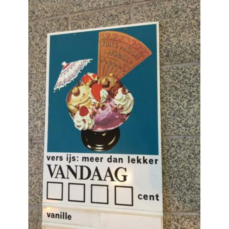 Vintage reclame bord ijssalon