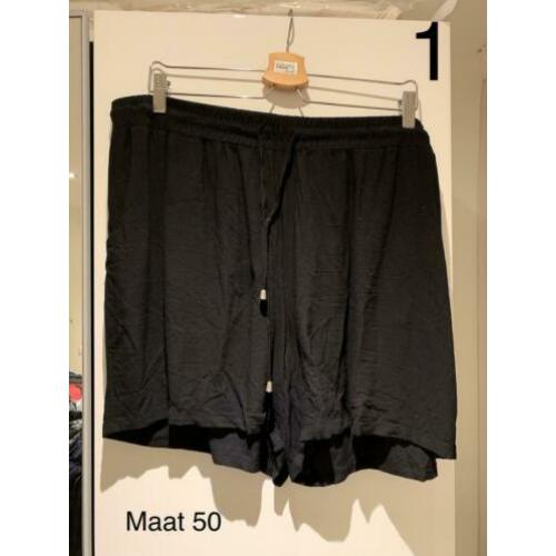 Mooie kleding van MS Mode maat staat op de foto