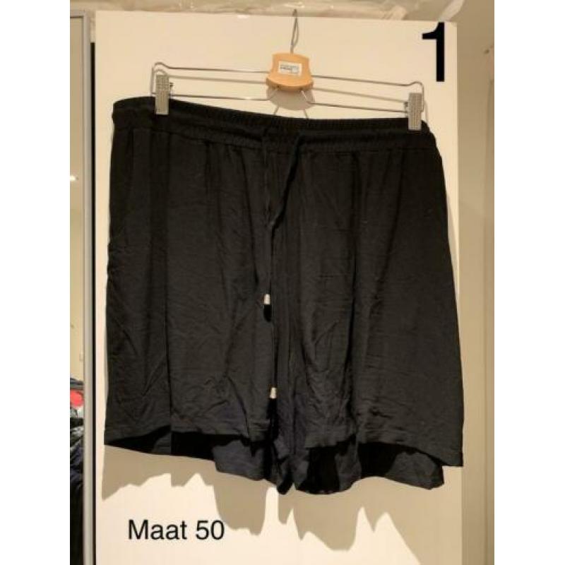Mooie kleding van MS Mode maat staat op de foto