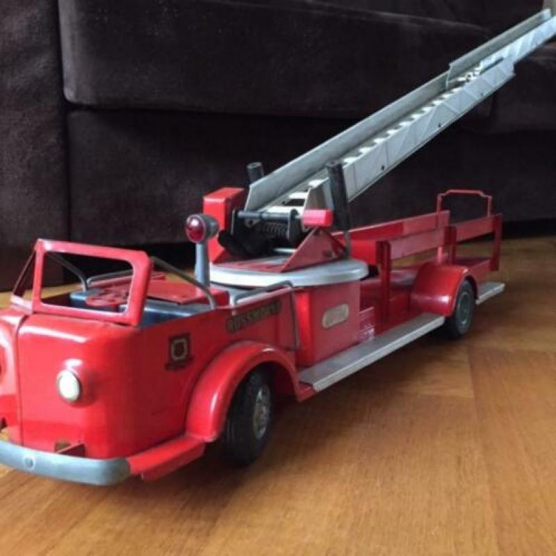 Zeer grote amerikaanse brandweerwagen/ ladderwagen.
