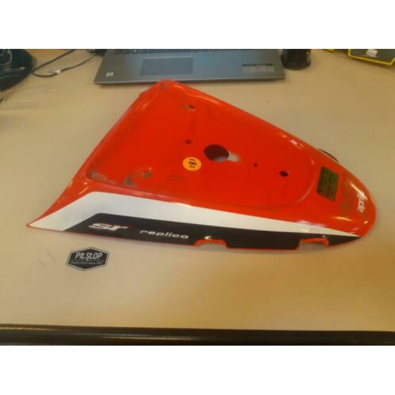 Aprilia SR 50 zadelkap rood ORIGINEEL buddyseat kapje kap