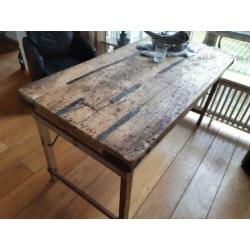 Robuuste, doorleefde eettafel