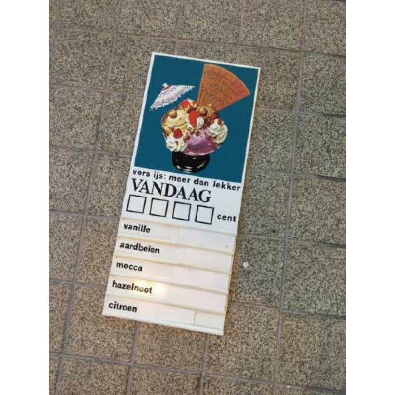 Vintage reclame bord ijssalon