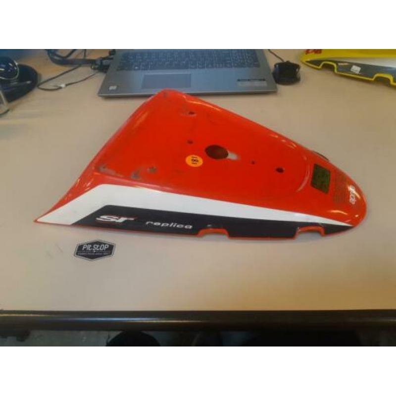 Aprilia SR 50 zadelkap rood ORIGINEEL buddyseat kapje kap