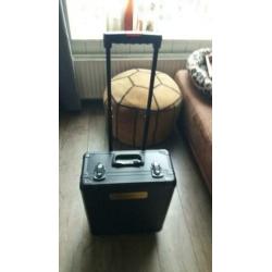 Koffer met gereedschap. Met wielen