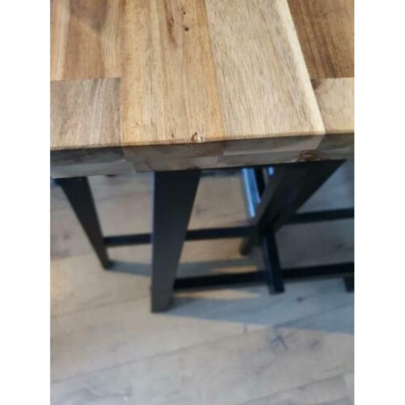 Bartafel met 2 leren barstoelen