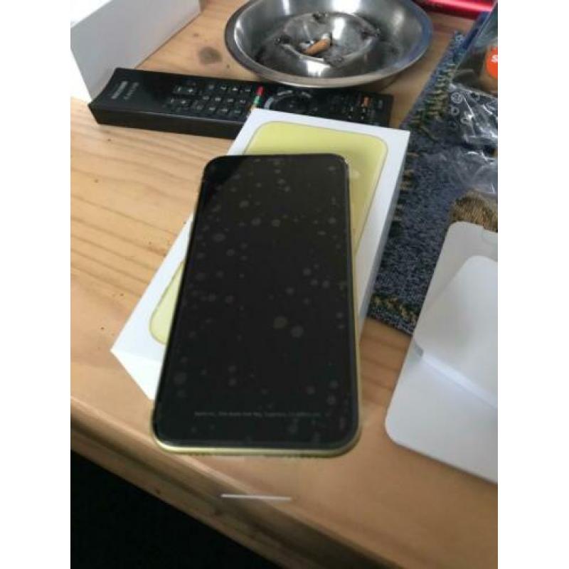 iPhone 11 yellow 64 gb