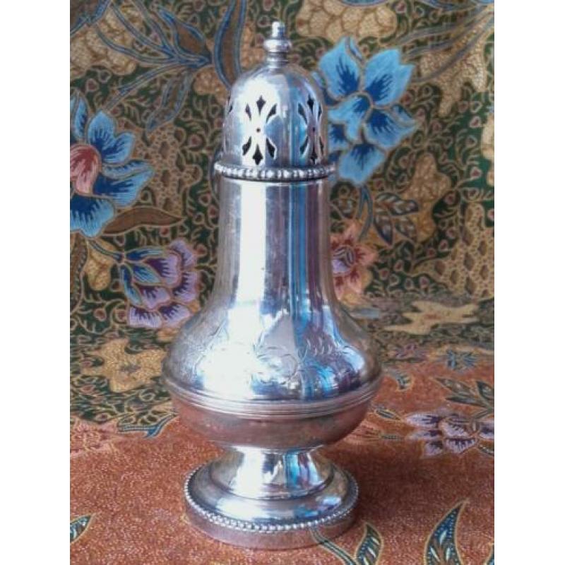 Mooie antieke silverplate strooier uit Engeland 16,2 cm.