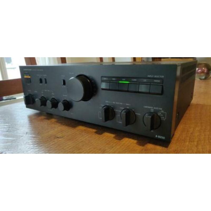 Onkyo a-8250 versterker