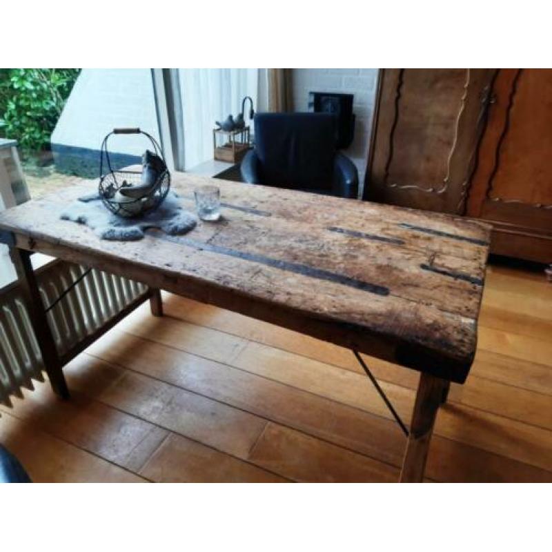 Robuuste, doorleefde eettafel