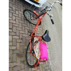 Rode omafiets met kussentje achterop