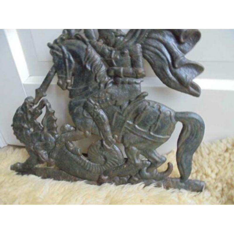 oud gietijzeren muurornament van Sint Joris en de Draak,40cm