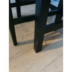 Bartafel met 2 leren barstoelen