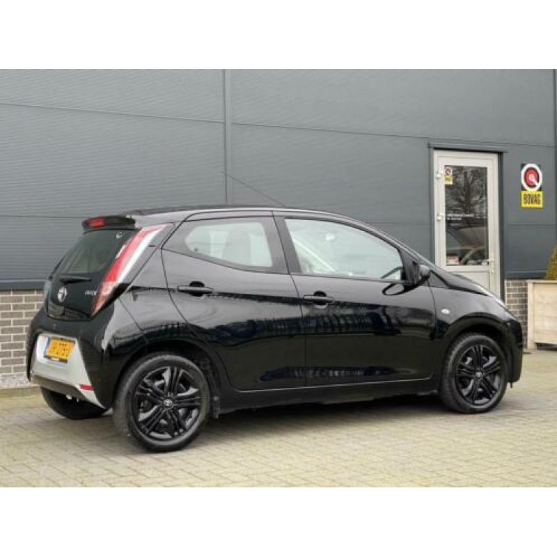 Toyota Aygo 1.0 VVT-i x-play / Navigatie / Achteruitrijcamer