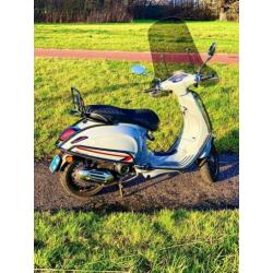 Vespa sprint nardo grey snor injectie met weinig KM!!