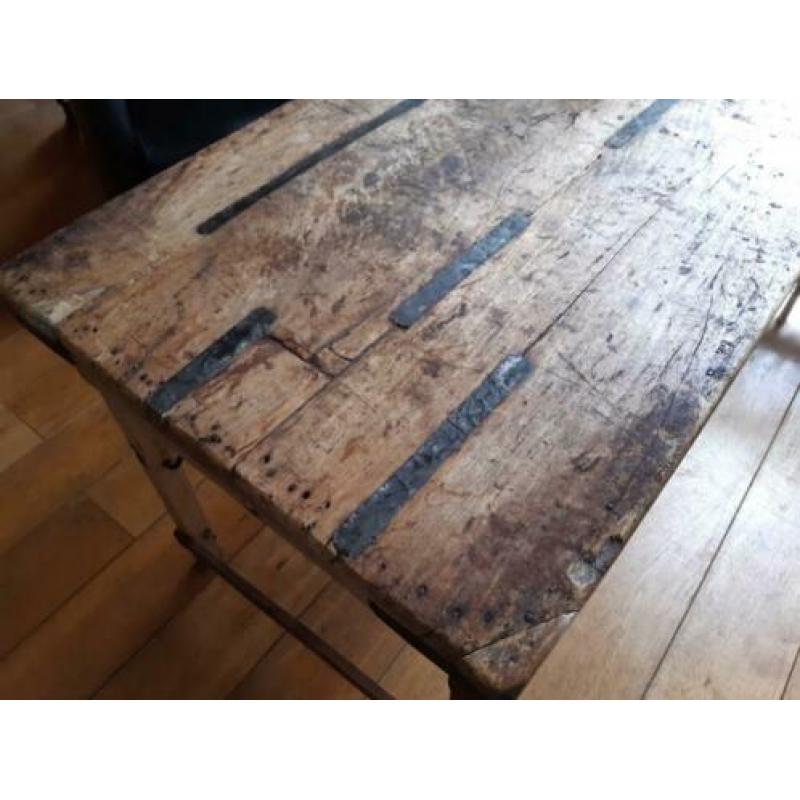 Robuuste, doorleefde eettafel