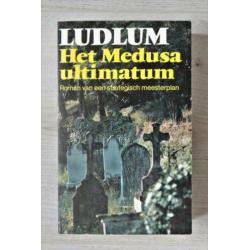 Boeken – thrillers (Ludlum, Grisham; paper back)