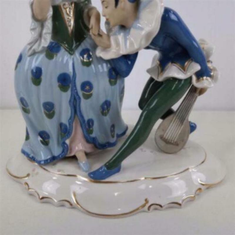 Art Deco dame met luitspeler van Royal Dux