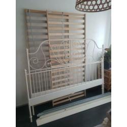 Mooi wit tweepersoons bed romantisch