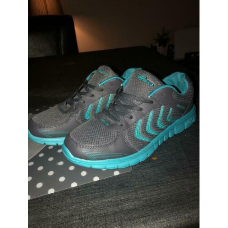 Nog nieuwe sportschoenen maat 41