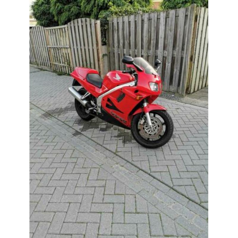 Honda vfr 750 f 1995 met gloednieuwe banden van Dunlop