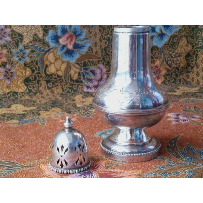 Mooie antieke silverplate strooier uit Engeland 16,2 cm.