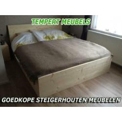 2 persoonsbed rondom dicht / Bed van steigerhout.