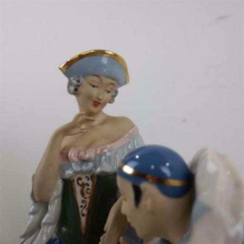 Art Deco dame met luitspeler van Royal Dux