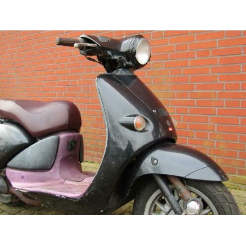 Aprilia Habana Mojito met compleet geel kenteken