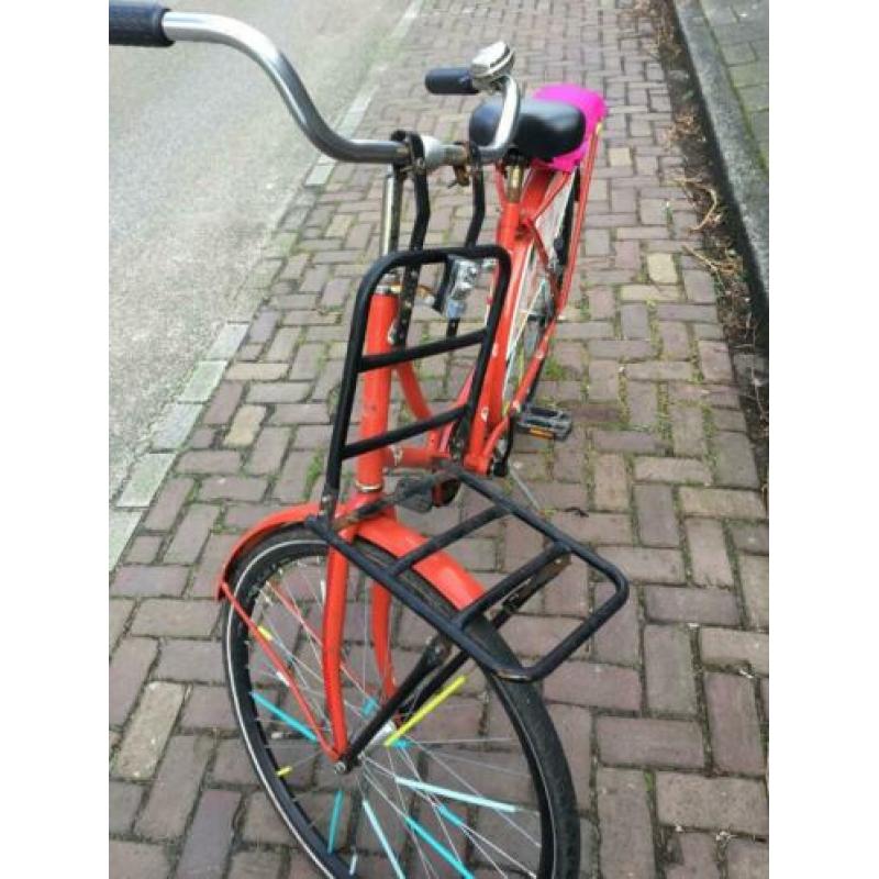 Rode omafiets met kussentje achterop