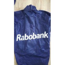 Mooie blauwe AGU Rabobank fietsjas, maat M. Regenjas AGU.
