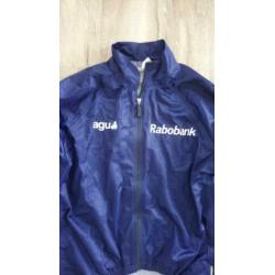 Mooie blauwe AGU Rabobank fietsjas, maat M. Regenjas AGU.