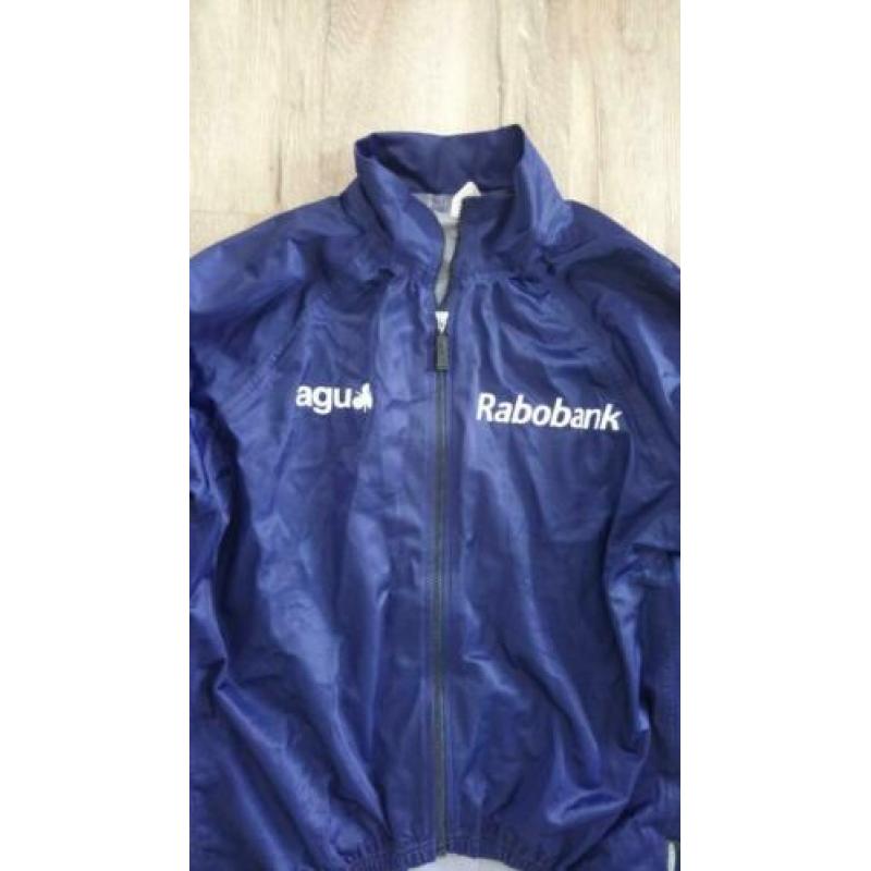 Mooie blauwe AGU Rabobank fietsjas, maat M. Regenjas AGU.