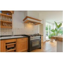 Complete houten keuken met inbouwapparatuur