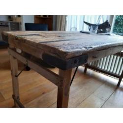 Robuuste, doorleefde eettafel