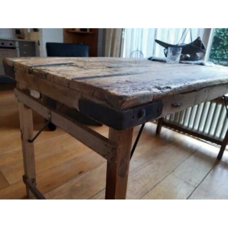 Robuuste, doorleefde eettafel