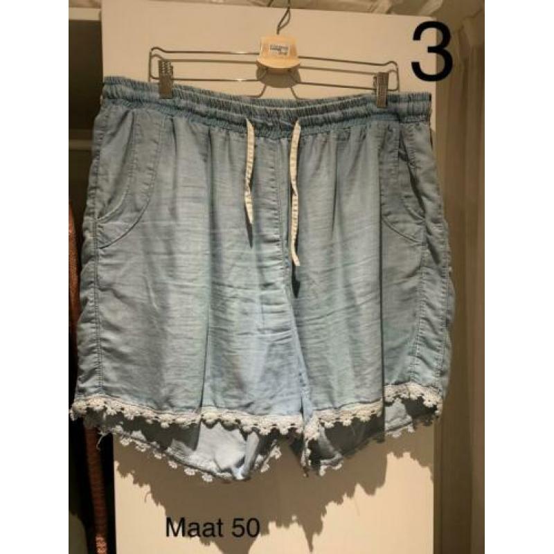 Mooie kleding van MS Mode maat staat op de foto