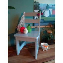 Grijs houten kinderstoeltje.