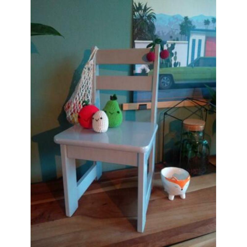 Grijs houten kinderstoeltje.
