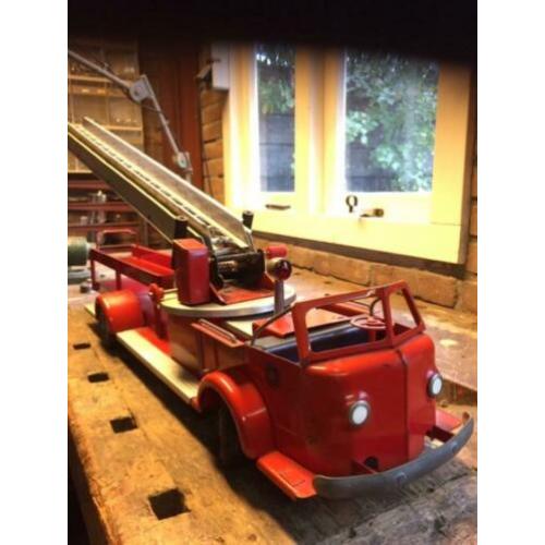 Zeer grote amerikaanse brandweerwagen/ ladderwagen.