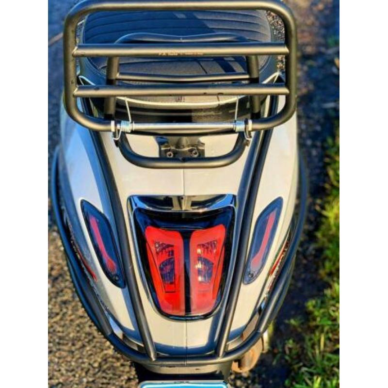 Vespa sprint nardo grey snor injectie met weinig KM!!