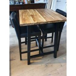 Bartafel met 2 leren barstoelen