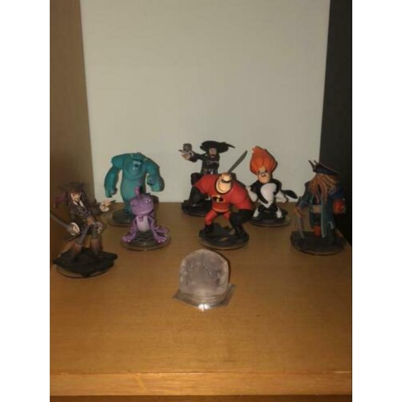 Disney Infinity 1.0 en 2.0 spel + poppen. Goed als nieuw.