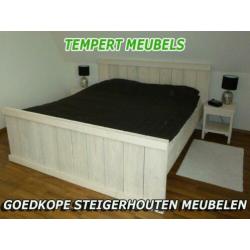 2 persoonsbed rondom dicht / Bed van steigerhout.