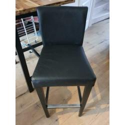 Bartafel met 2 leren barstoelen
