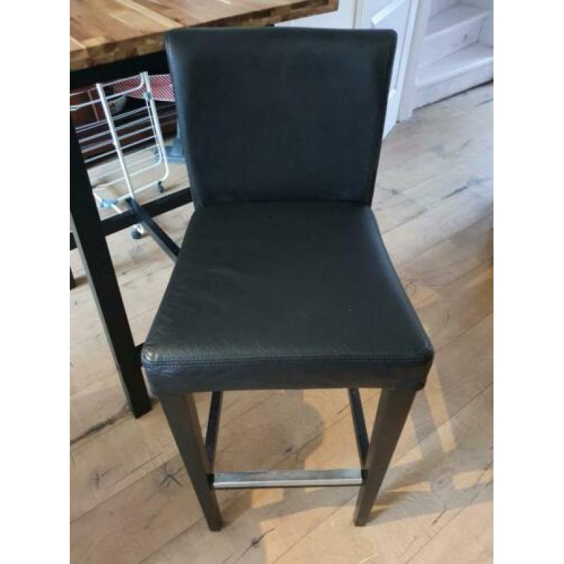 Bartafel met 2 leren barstoelen