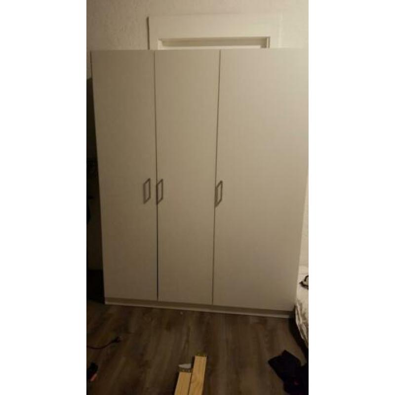Witte Ikea Dombas 3 deurs kledingkast